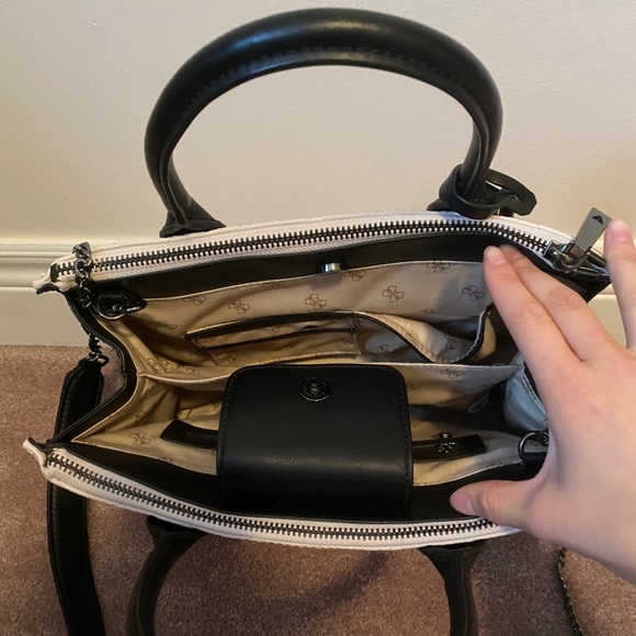 Guess Bag - Picture 5 of 10